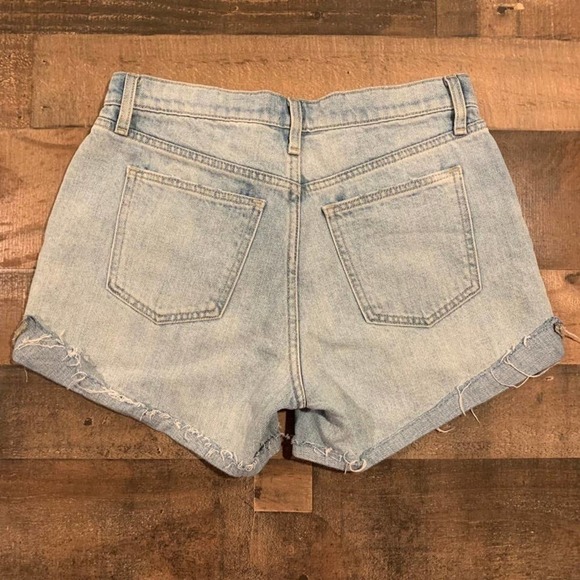 GAP Festival style Jean Shorts - Picture 2 of 4